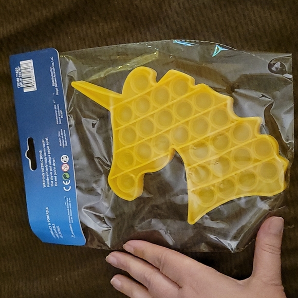 Bubble Snap Pop! Yellow large unicorn popping toy - Picture 2 of 3